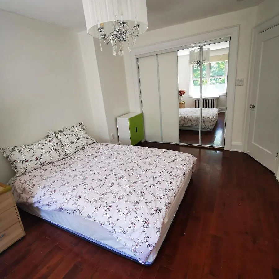 Guest house A Bright And Tidy Double-Bed Room In Midtown Toronto
