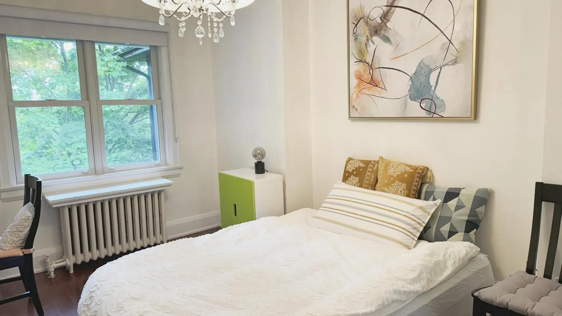 Guest house A Bright And Tidy Double-Bed Room In Midtown Toronto