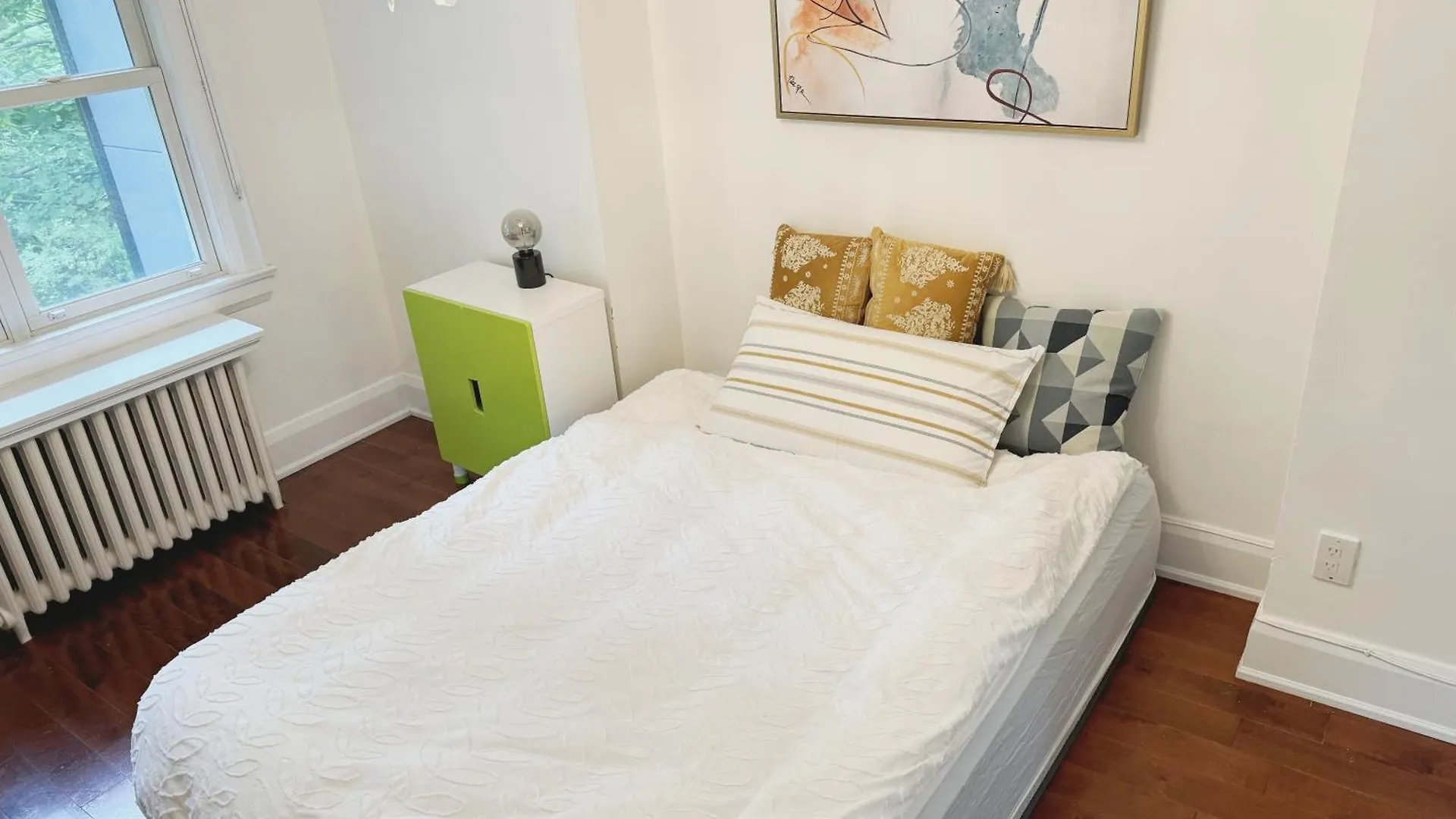A Bright And Tidy Double-Bed Room In Midtown Toronto Canada