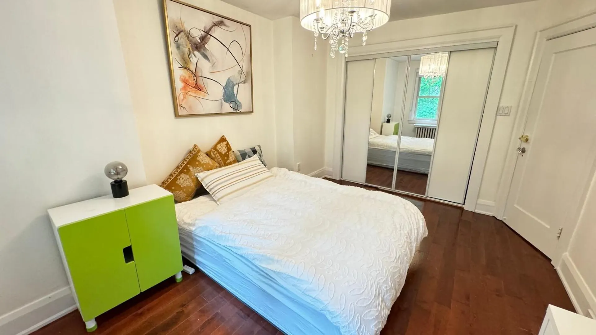 A Bright And Tidy Double-Bed Room In Midtown Toronto Canada